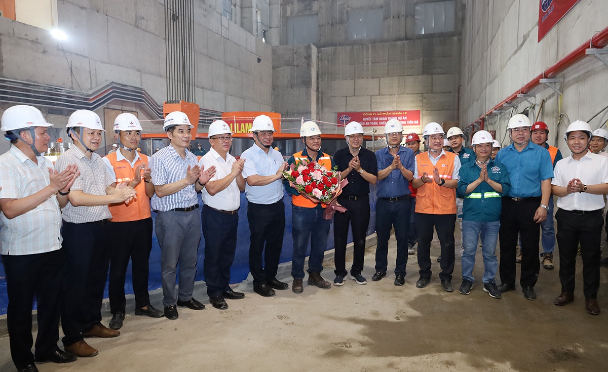 Hạ đặt thành công Rotor tổ máy số 1 Thủy điện Hòa Bình mở rộng