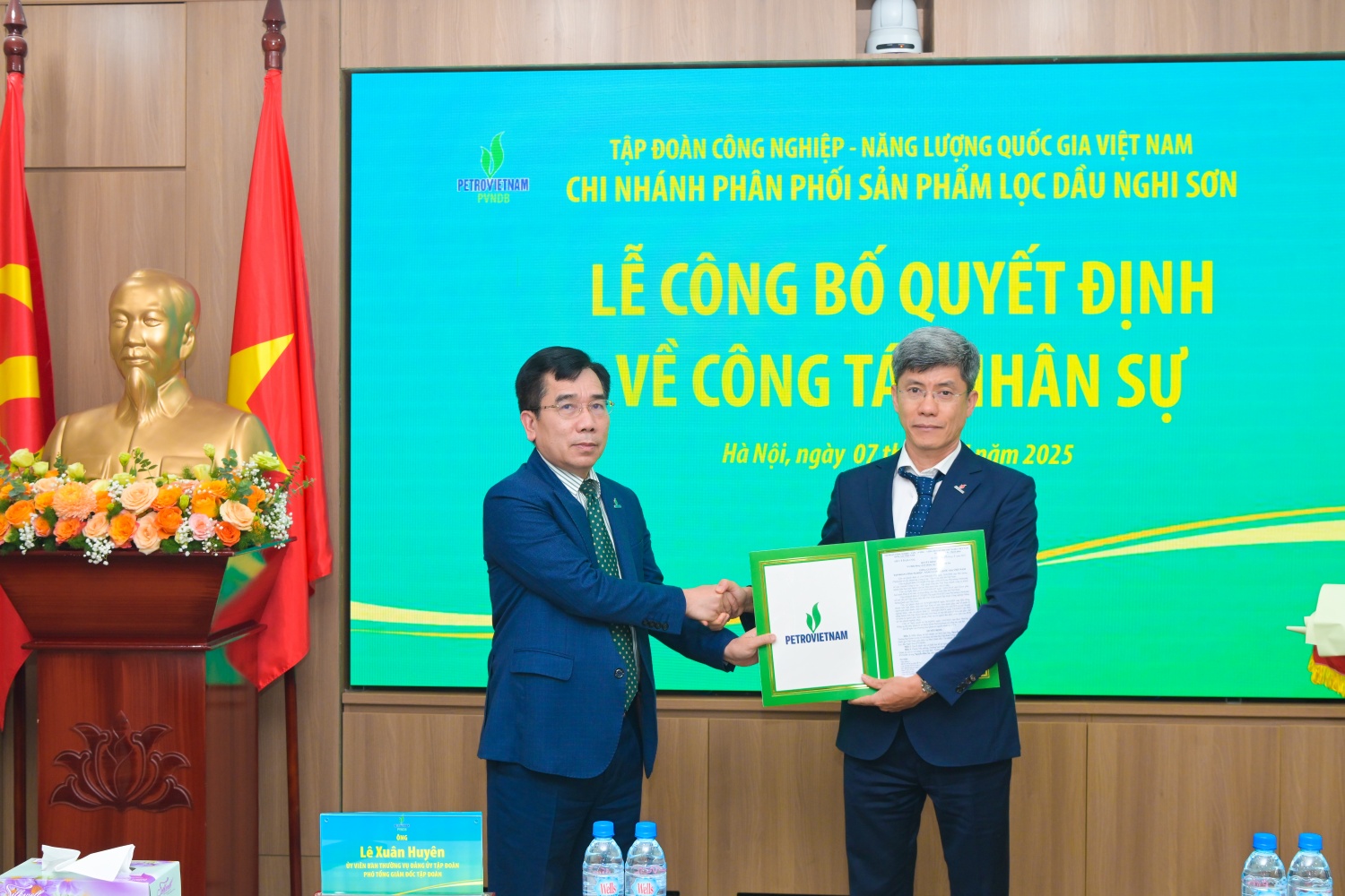 Phó Tổng Giám đốc Petrovietnam Lê Xuân Huyên trao quyết định và chúc mừng tân Phó Giám đốc PVNDB Nguyễn Dương Quang.