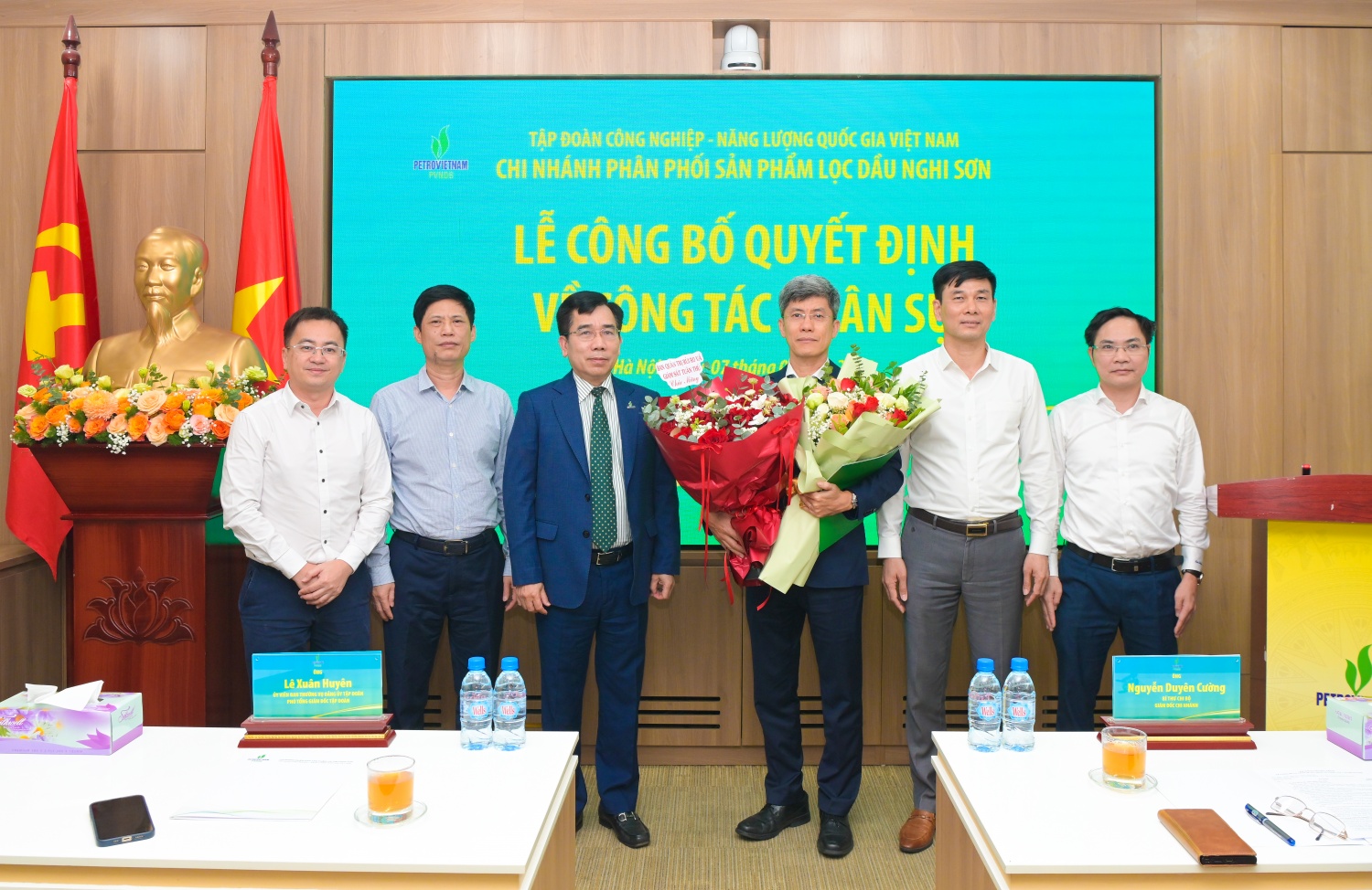 Lãnh đạo Tập đoàn, Chi nhánh Phân phối sản phẩm lọc dầu Nghi Sơn chúc mừng ông Nguyễn Dương Quang - tân Phó Giám đốc PVNDB.