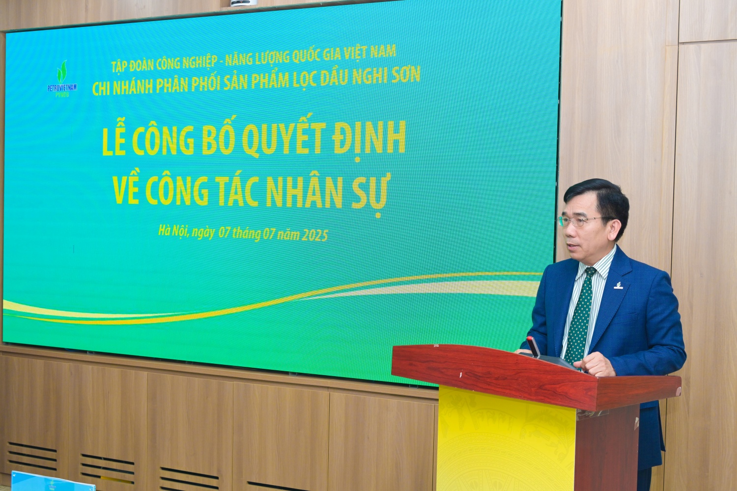 Phó Tổng Giám đốc Petrovietnam Lê Xuân Huyên chúc mừng và giao nhiệm vụ cho ông Nguyễn Hải Âu.