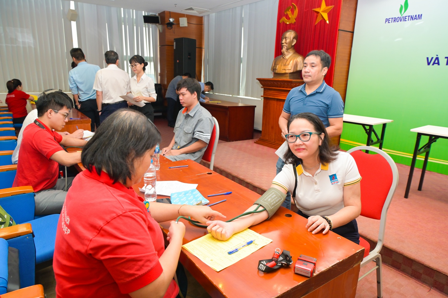 Cán bộ nhân viên, người lao động được tiến hành kiểm tra sức khỏe trước khi hiến máu. Cán bộ nhân viên, người lao động được tiến hành kiểm tra sức khỏe trước khi hiến máu.