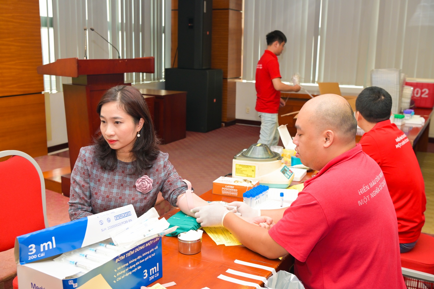 Người tham gia hiến máu được hỗ trợ lấy mẫu và xét nghiệm máu. Người tham gia hiến máu được hỗ trợ lấy mẫu và xét nghiệm máu.