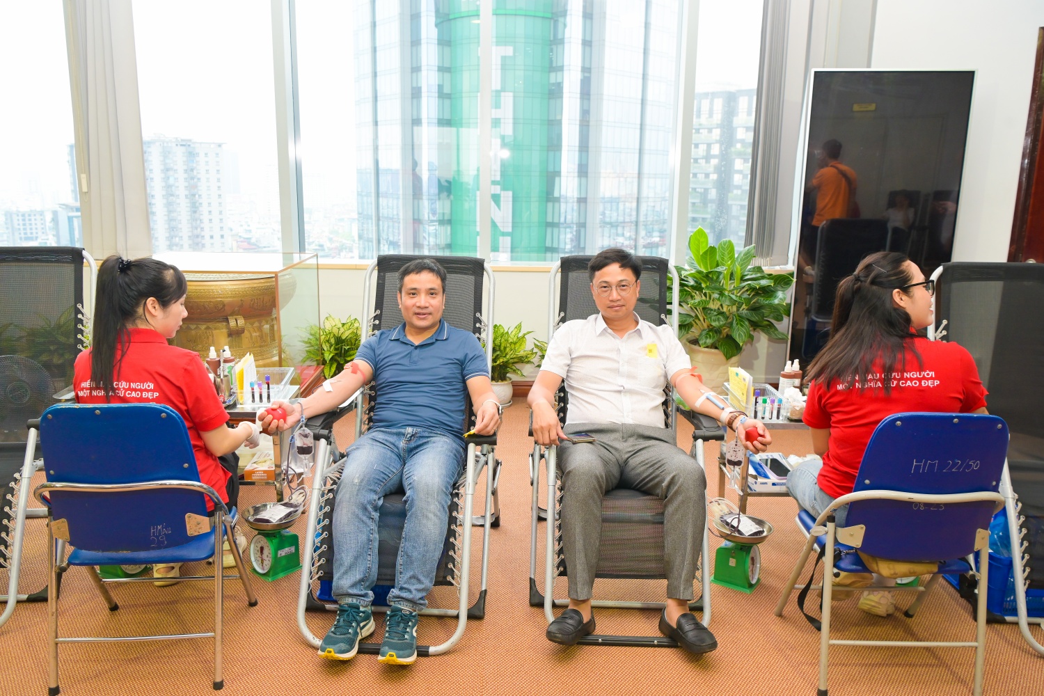 Các cán bộ nhân viên Tập đoàn tham gia hiến máu. Các cán bộ nhân viên Tập đoàn tham gia hiến máu.