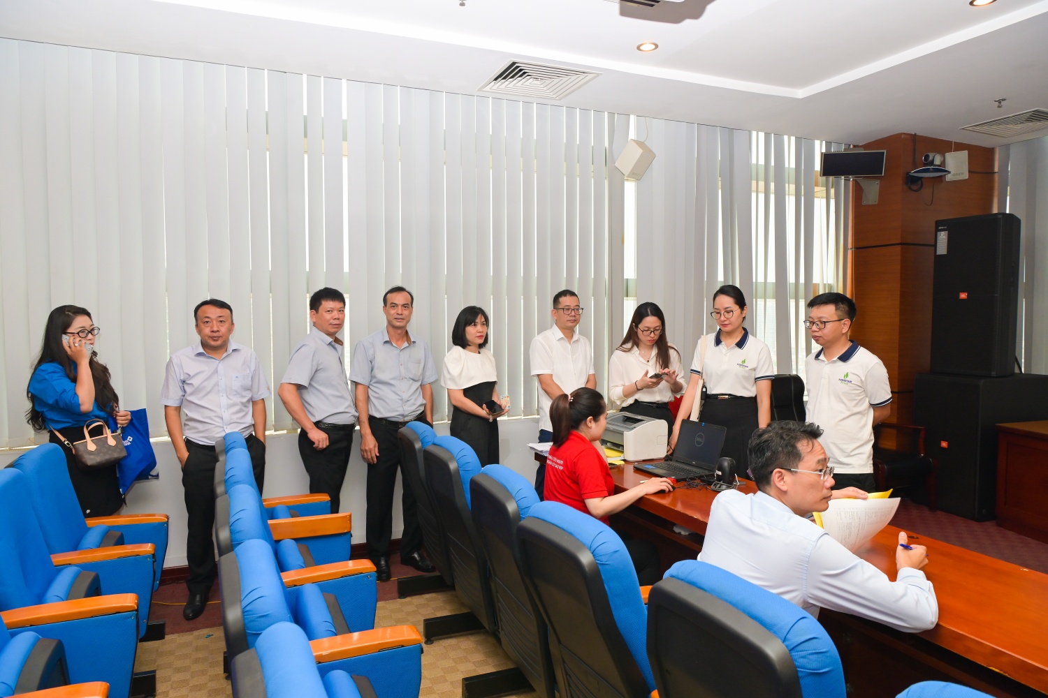 Các cán bộ nhân viên Tập đoàn điền mẫu đơn đăng ký hiến máu. Các cán bộ nhân viên Tập đoàn điền mẫu đơn đăng ký hiến máu.