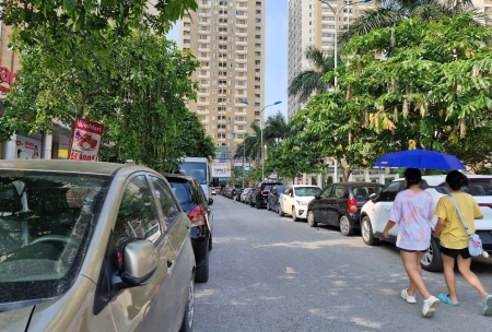 Xe ô tô tràn ra đường, vỉa hè: Bức tranh nhếch nhác tại các khu đô thị Hà Nội