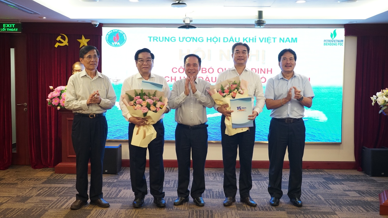 Kiện toàn nhân sự, phát huy vai trò Hội Dầu khí TP HCM thành nơi hội tụ trí tuệ và kết nối giá trị ngành Kiện toàn nhân sự, phát huy vai trò Hội Dầu khí TP HCM, nơi hội tụ trí tuệ và kết nối giá trị ngành