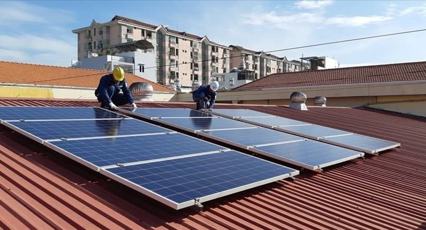 Người dân trở thành "nhà sản xuất điện mini" nhờ điện mặt trời áp mái