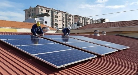 Người dân trở thành "nhà sản xuất điện mini" nhờ điện mặt trời áp mái