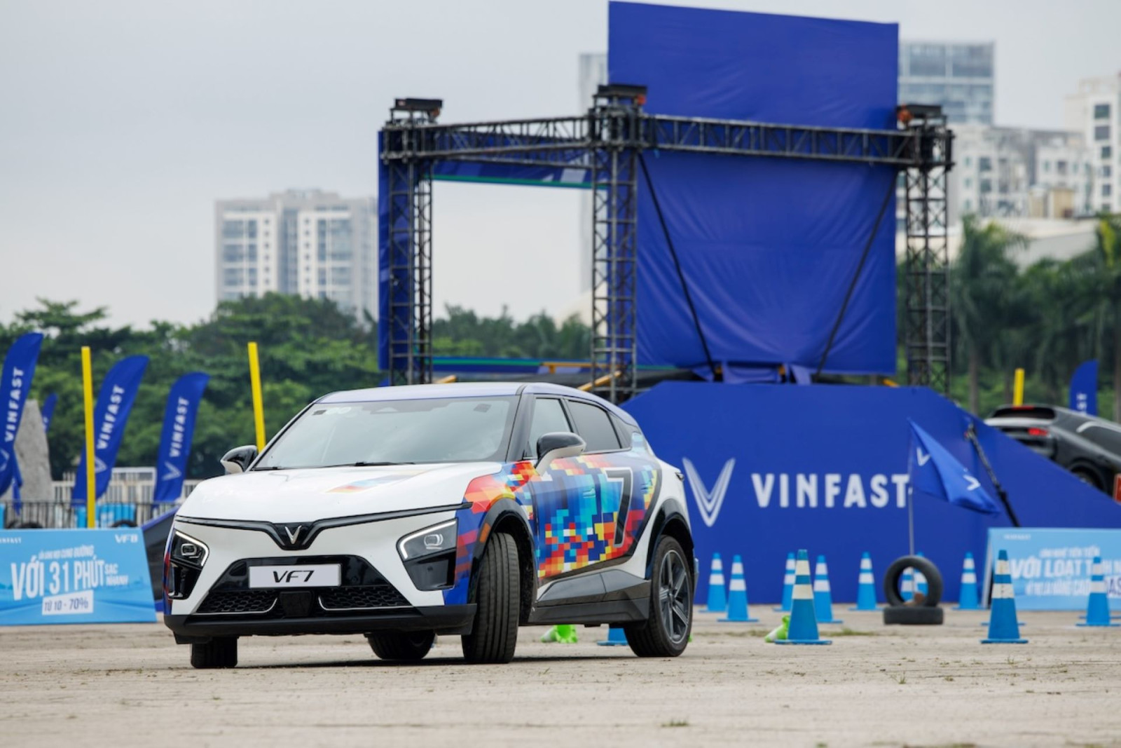 Người dùng chạy thử bộ đôi xe điện VinFast: VF 7 linh hoạt, lanh lẹ, VF 8 êm ái, phù hợp gia đình - Ảnh 1