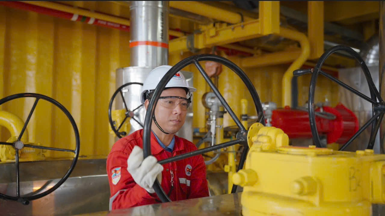 Kinh Ngu Trang - Kinh Ngu Trang Nam Field Development Project Officially Receives First Commercial Oil Flow Kinh Ngu Trang - Kinh Ngu Trang Nam Field Development Project Officially Receives First Commercial Oil Flow