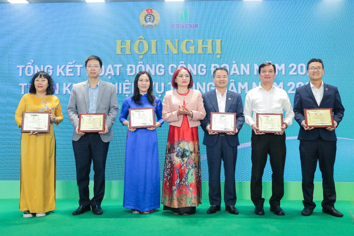 Chủ tịch Công đoàn Petrovietnam Nghiêm Thùy Lan trao Biểu trưng khen thưởng cho các tập thể đạt thành tích xuất sắc Chương trình thi đua ‘‘Đổi mới sáng tạo” năm 2024.