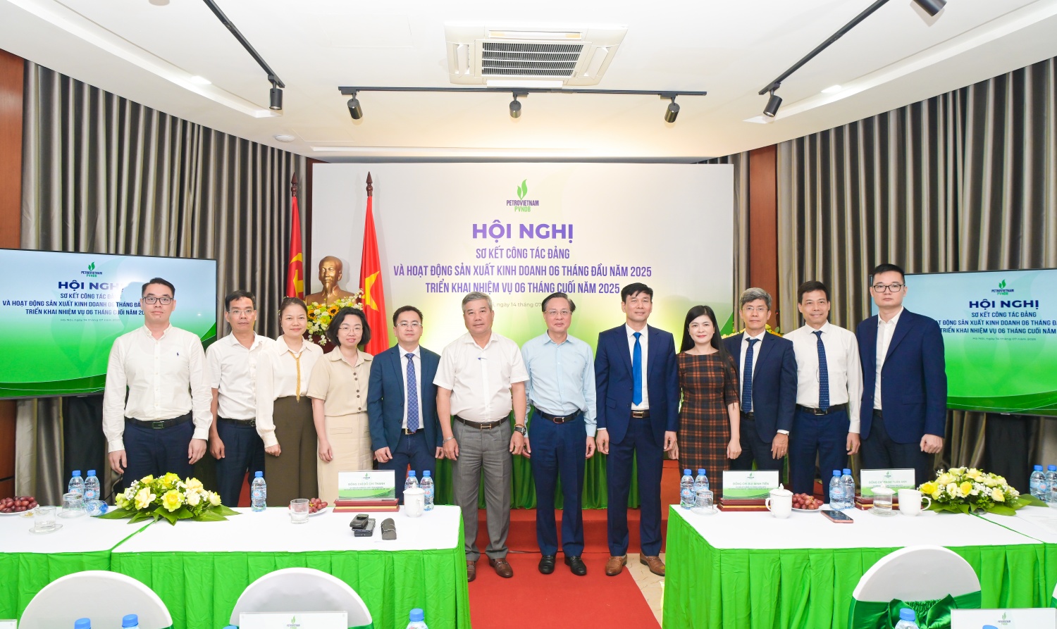 Các đại biểu chụp ảnh lưu niệm tại Hội nghị