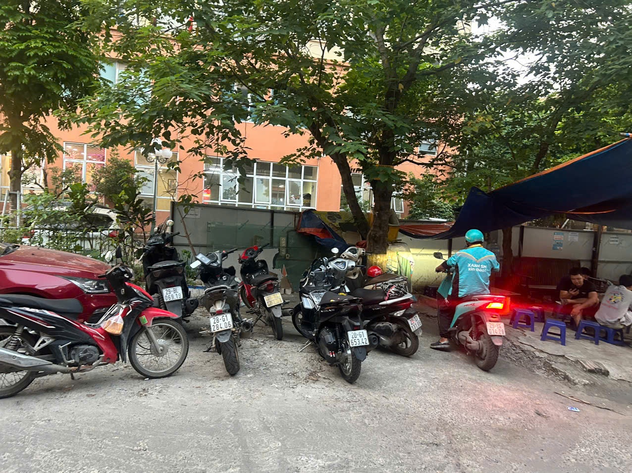 Xe điện thay xe xăng: Người dân ủng hộ nhưng vẫn chờ hạ tầng