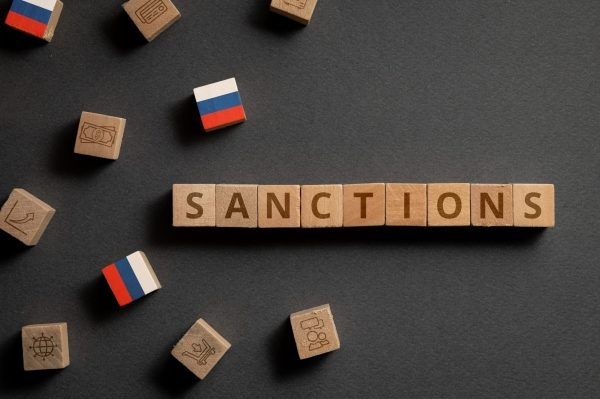 EU thông qua gói trừng phạt mới, hạ trần giá dầu Nga