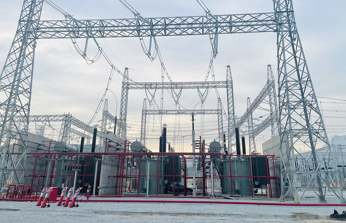 Dự án truyền tải được chọn gắn biển chào mừng Đại hội Đảng bộ EVN lần thứ IV sẵn sàng đóng điện Dự án truyền tải được chọn gắn biển chào mừng Đại hội Đảng bộ EVN lần thứ IV sẵn sàng đóng điện