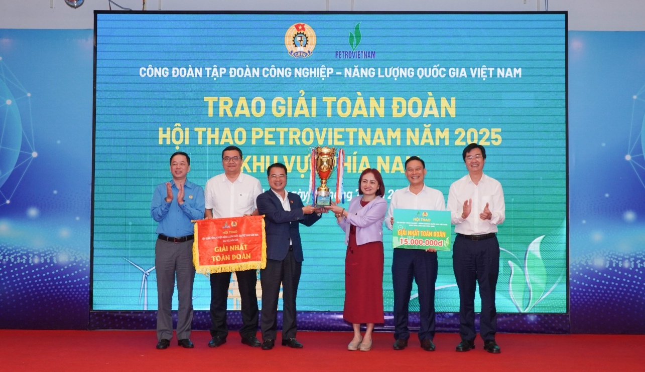 [Chùm ảnh] Khen thưởng các đoàn đạt thành tích tại Hội thao Petrovietnam 2025 khu vực phía Nam
