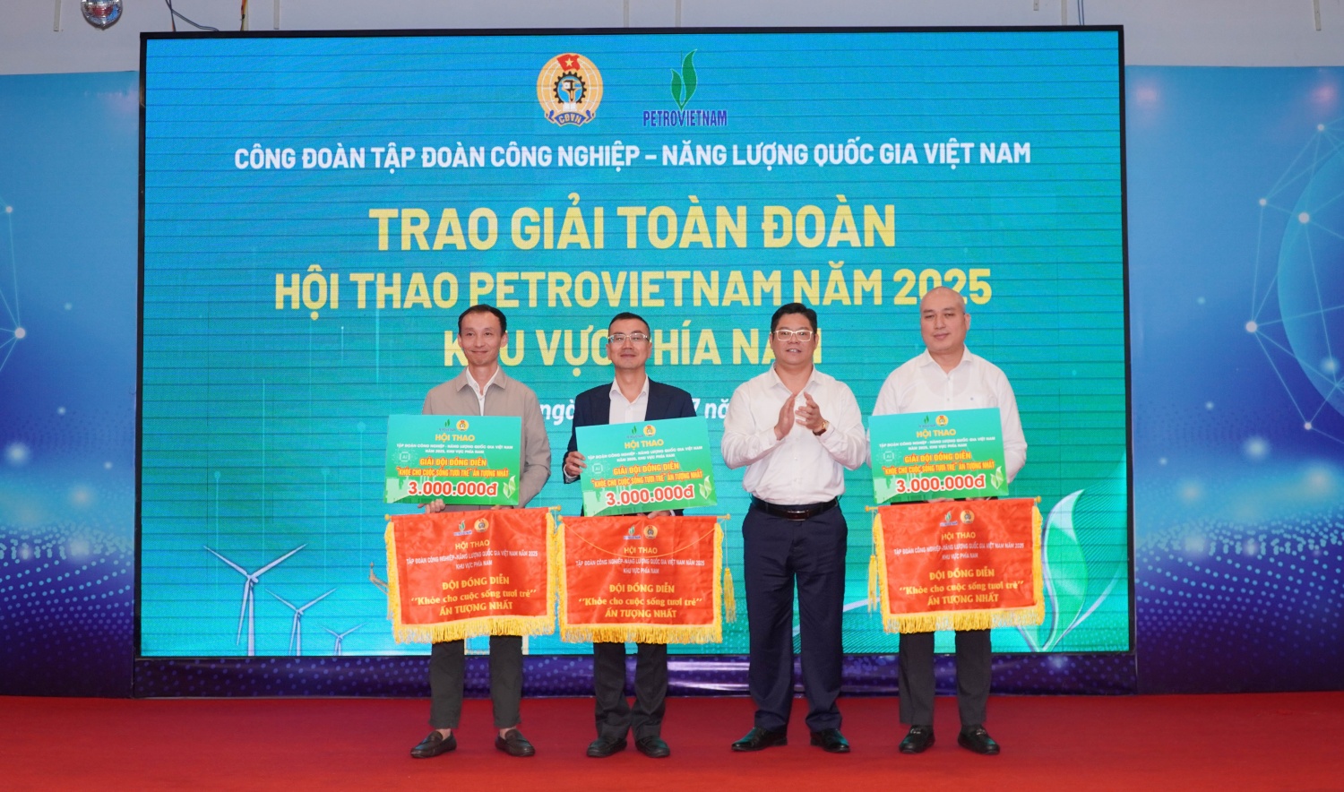 Khen thưởng các đoàn đạt thành tích tại Hội thao Petrovietnam 2025 khu vực phía Nam Khen thưởng các đoàn đạt thành tích tại Hội thao Petrovietnam 2025 khu vực phía Nam