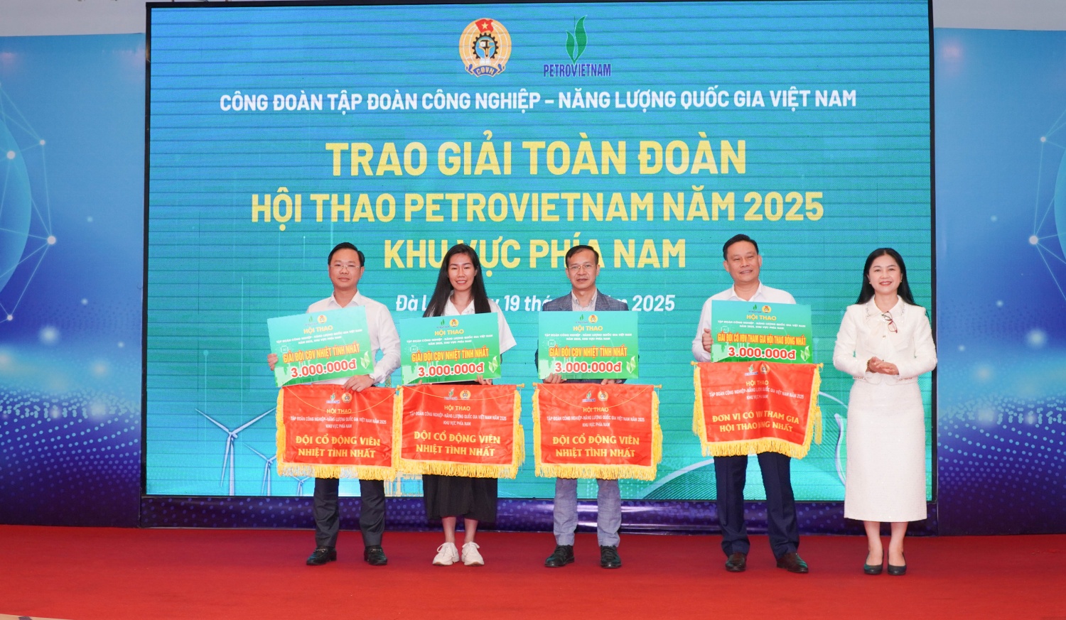 Khen thưởng các đoàn đạt thành tích tại Hội thao Petrovietnam 2025 khu vực phía Nam Khen thưởng các đoàn đạt thành tích tại Hội thao Petrovietnam 2025 khu vực phía Nam
