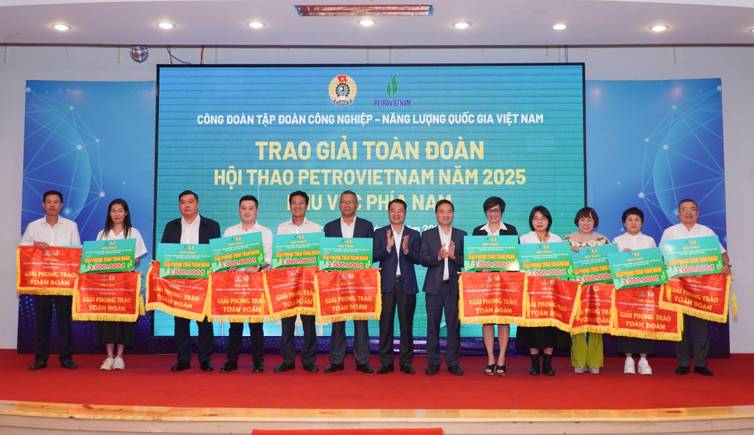 Khen thưởng các đoàn đạt thành tích tại Hội thao Petrovietnam 2025 khu vực phía Nam Khen thưởng các đoàn đạt thành tích tại Hội thao Petrovietnam 2025 khu vực phía Nam
