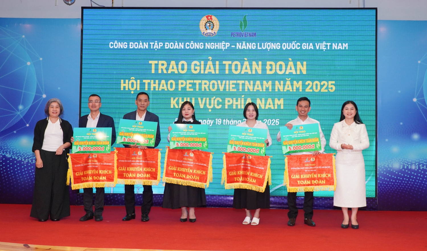 Khen thưởng các đoàn đạt thành tích tại Hội thao Petrovietnam 2025 khu vực phía Nam Khen thưởng các đoàn đạt thành tích tại Hội thao Petrovietnam 2025 khu vực phía Nam