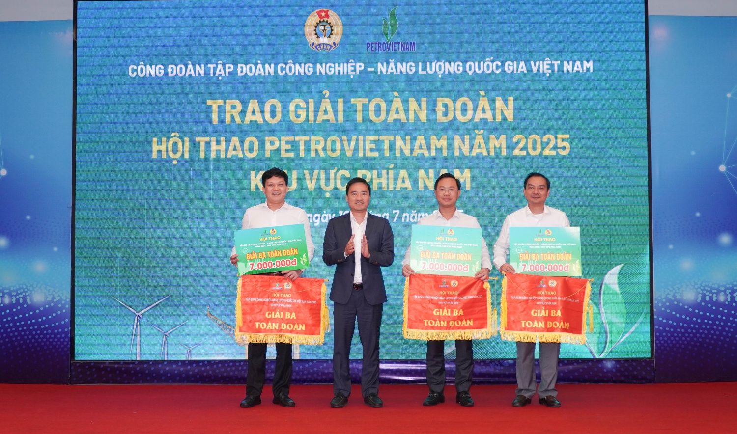 Khen thưởng các đoàn đạt thành tích tại Hội thao Petrovietnam 2025 khu vực phía Nam Khen thưởng các đoàn đạt thành tích tại Hội thao Petrovietnam 2025 khu vực phía Nam