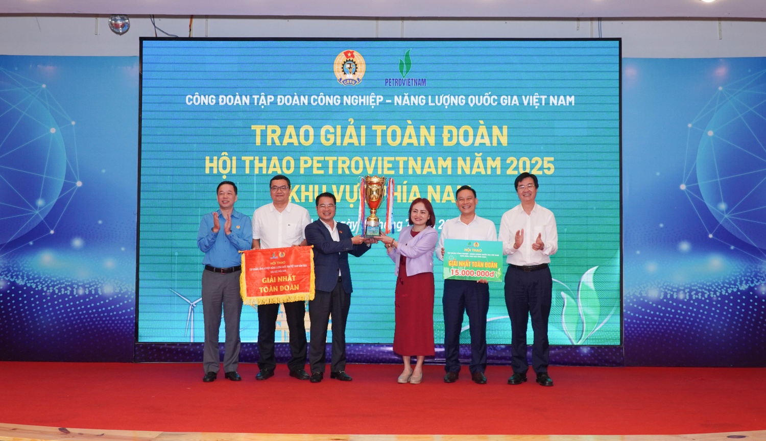 Khen thưởng các đoàn đạt thành tích tại Hội thao Petrovietnam 2025 khu vực phía Nam Khen thưởng các đoàn đạt thành tích tại Hội thao Petrovietnam 2025 khu vực phía Nam