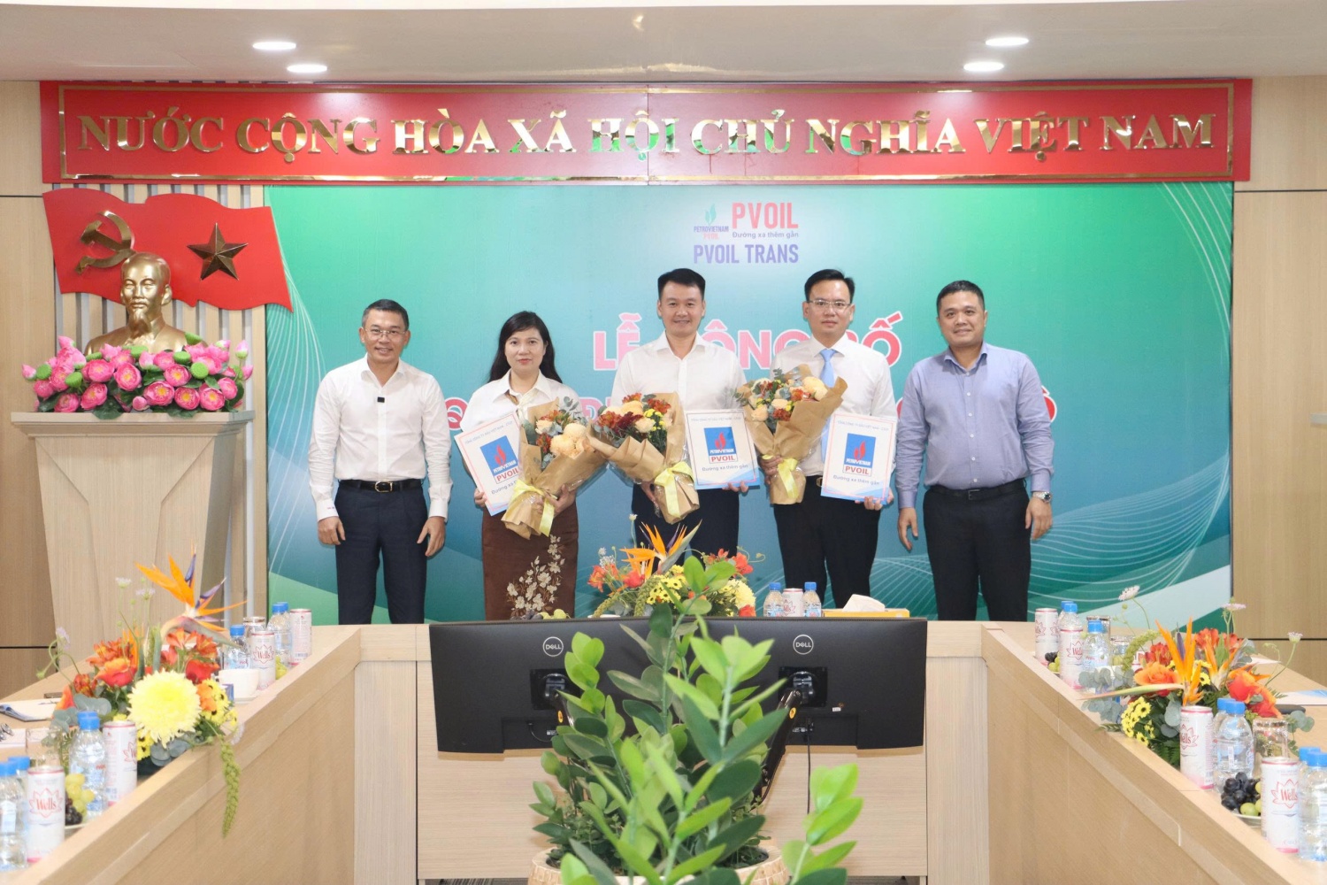 Ông Nguyễn Đăng Trình - Phó Bí thư Đảng ủy, Tổng Giám đốc Tổng công ty (bên phải) và ông Trương Đại Hoàng - Phó Tổng Giám đốc Tổng công ty (bên trái) trao quyết định cho các Thành viên HĐTV PVOIL Trans