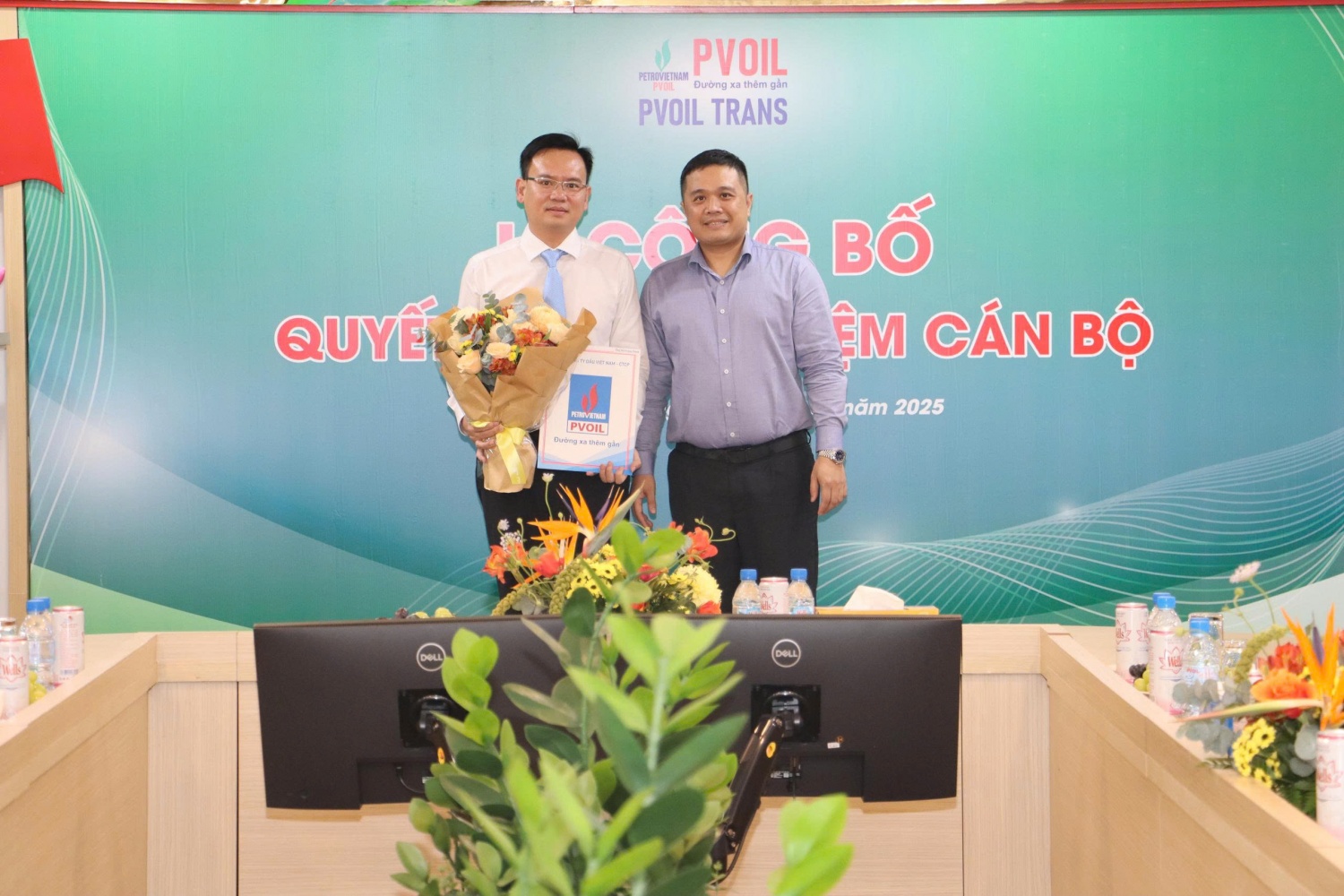 Ông Nguyễn Đăng Trình - Phó Bí thư Đảng ủy, Tổng Giám đốc Tổng công ty trao quyết định Giám đốc PVOIL Trans cho ông Mai Trung Thành