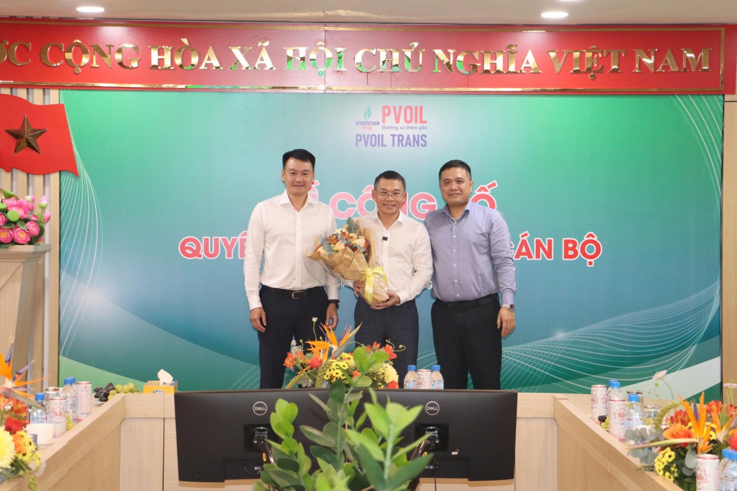 Ông Nguyễn Đăng Trình - Phó Bí thư Đảng ủy, Tổng Giám đốc Tổng công ty (bên phải) và ông Lê Trung Hưng - Phó Tổng Giám đốc Tổng công ty, Chủ tịch HĐTV PVOIL Trans (bên trái) tặng hoa cảm ơn ông Trương Đại Hoàng - Phó Tổng Giám đốc Tổng công ty, nguyên Chủ tịch HĐTV PVOIL Trans