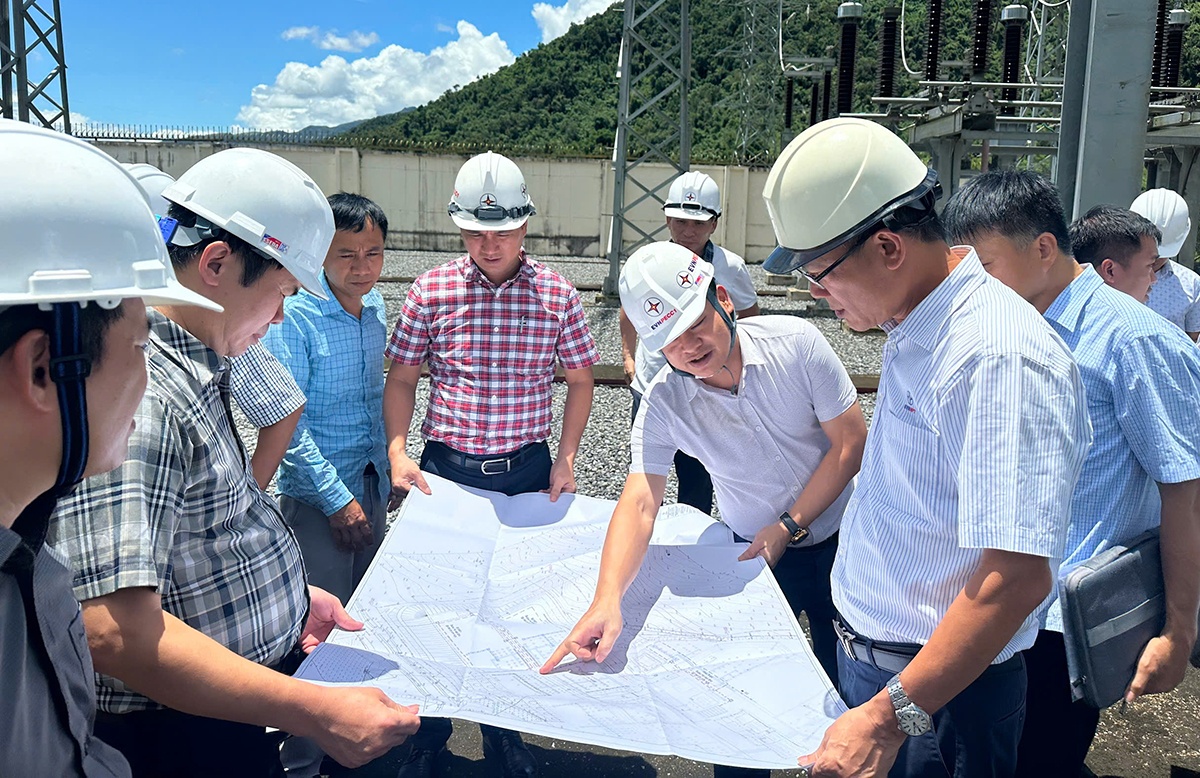 Phó Tổng giám đốc EVNNPT Nguyễn Ngọc Tân đôn đốc tiến độ thi công 2 dự án truyền tải tại Lai Châu Lãnh đạo EVNNPT đôn đốc tiến độ thi công 2 dự án truyền tải tại Lai Châu