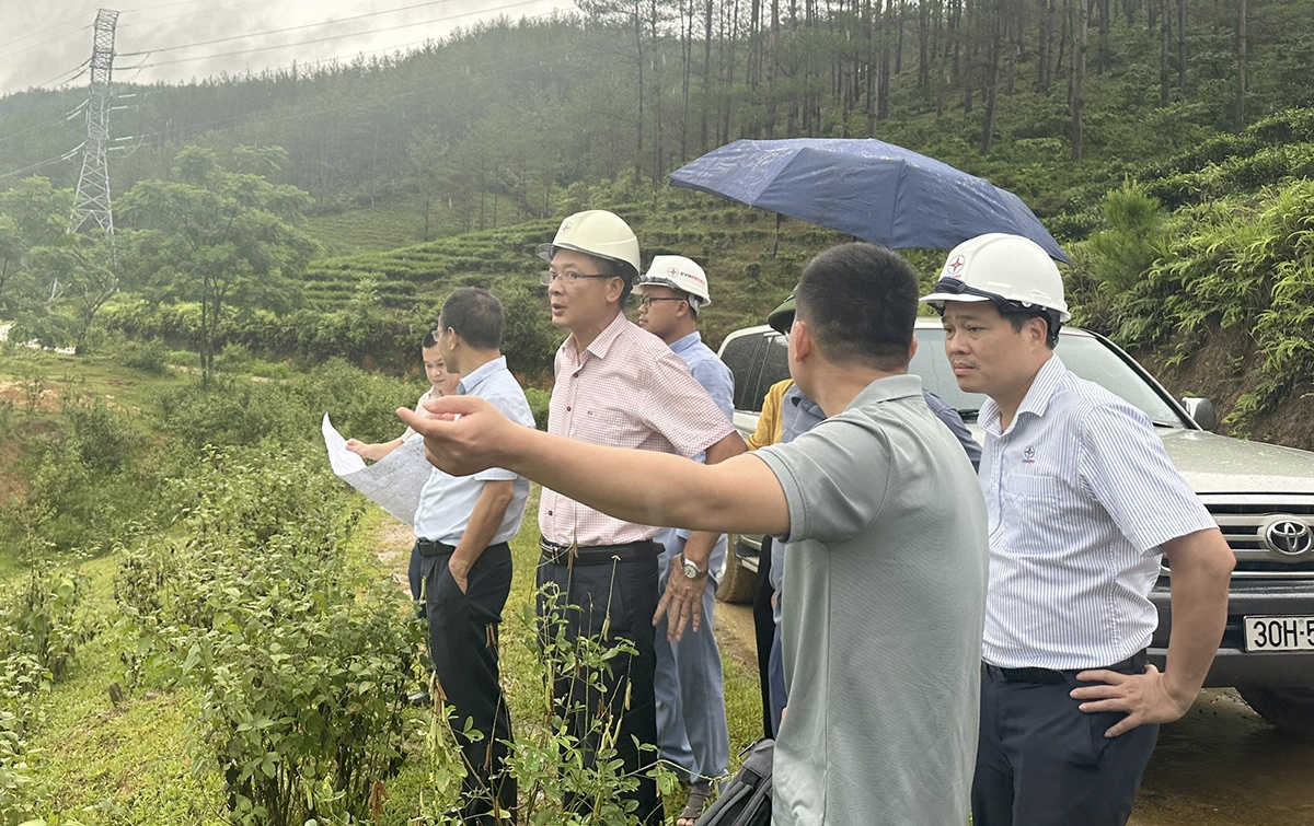 Phó Tổng giám đốc EVNNPT Nguyễn Ngọc Tân đôn đốc tiến độ thi công 2 dự án truyền tải tại Lai Châu Lãnh đạo EVNNPT đôn đốc tiến độ thi công 2 dự án truyền tải tại Lai Châu