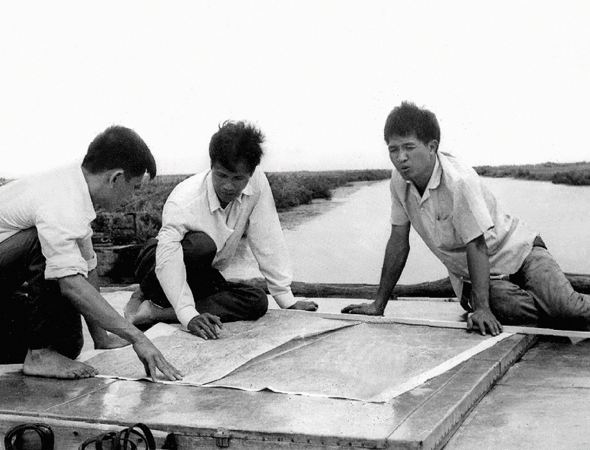 Ông Nguyễn Đăng Liệu (bên phải) xem tài liệu trên tàu địa chấn