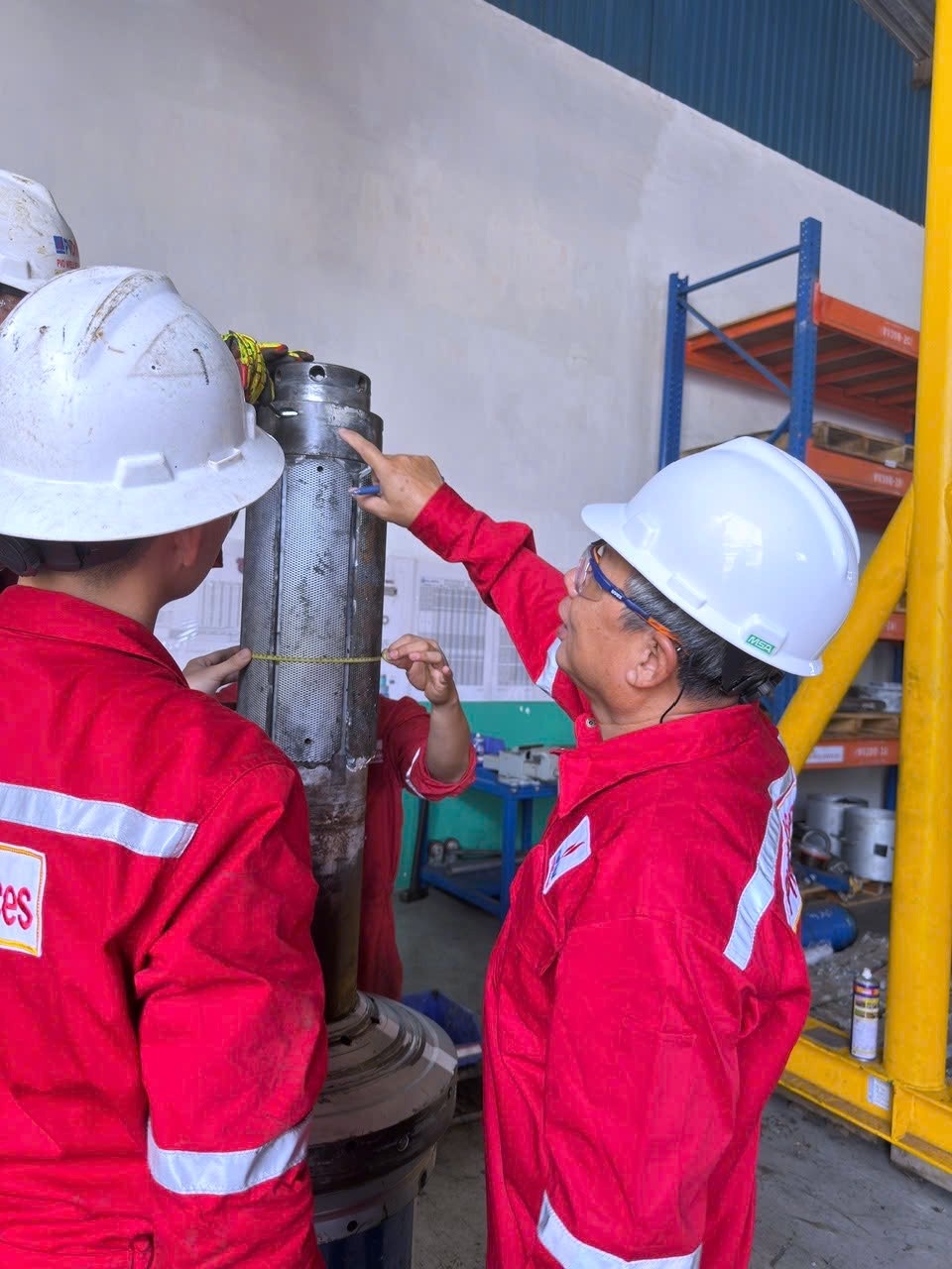 Thợ cả Nguyễn Văn Hiếu hướng dẫn đội ngũ kỹ thuật trẻ vận hành/lắp ráp thiết bị CRTi tại nhà xưởng PVD Well Services 