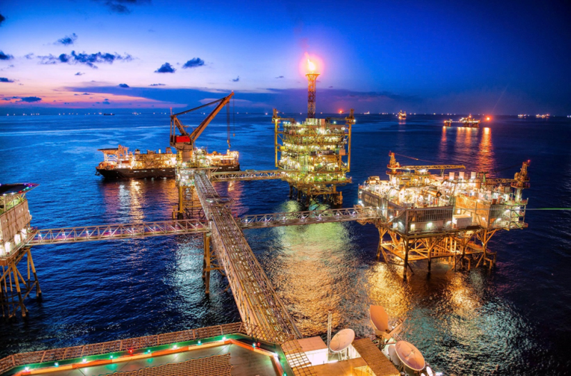 1.	Khai thác dầu khí giải quyết khủng hoảng năng lượng cho đất nước sau giải phóng và đóng góp quan trọng kéo dài đến tận ngày nay Luật Dầu khí - Hoạt động Dầu khí