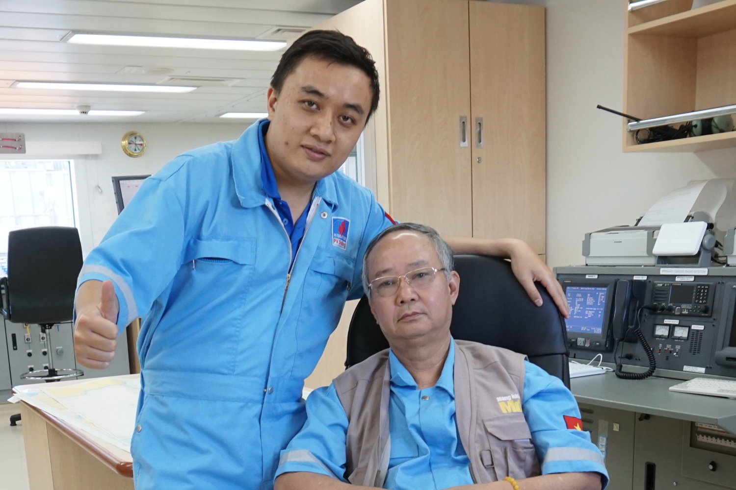 22-KS-NQD-0001 - Nguyen Quoc Dai và nhà báo Nguyễn Như Phong trên giàn PVD VI