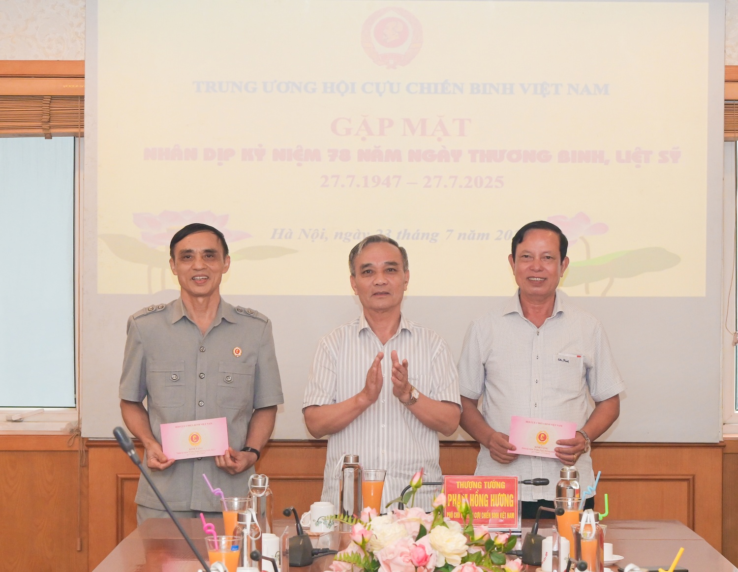 Hội CCB Petrovietnam thăm và tặng quà thương binh, con liệt sĩ tại Trung ương Hội CCB Việt Nam