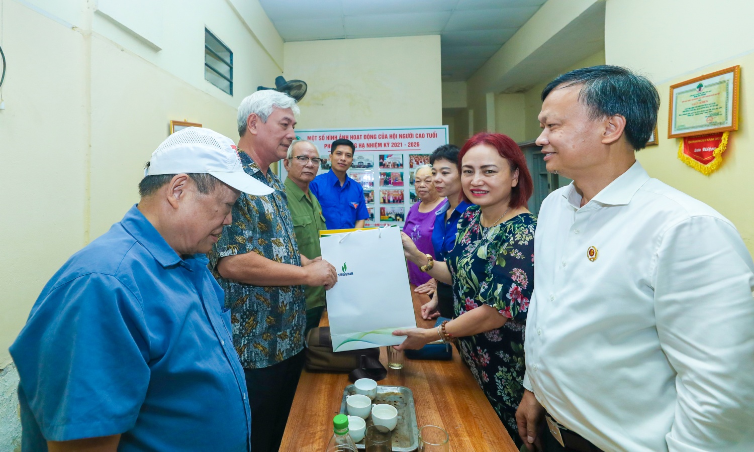 do đồng chí Nghiêm Thùy Lan - Chủ tịch Công đoàn Petrovietnam làm trường đoàn đã do đồng chí Nghiêm Thùy Lan - Chủ tịch Công đoàn Petrovietnam làm trường đoàn đã