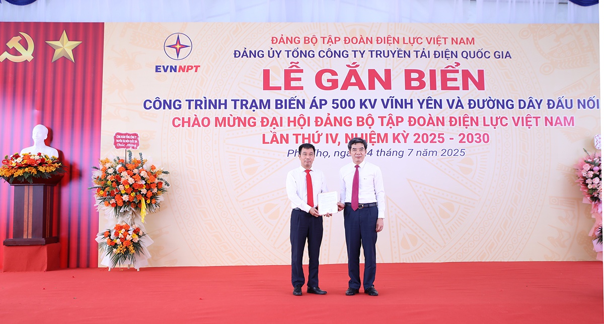 Gắn biển công trình Trạm biến áp 500kV Vĩnh Yên và đường dây đấu nối