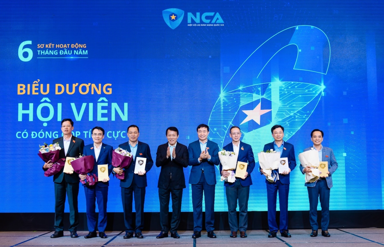 Phó Tổng Giám đốc PV GAS – Huỳnh Quang Hải vinh dự được Chủ tịch Hiệp hội An ninh mạng quốc gia – Đại tướng Lương Tam Quang biểu dương tại Hội nghị.