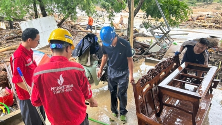 Công ty CP Thuỷ điện Hủa Na chung tay cùng bà con vùng lũ Lượng Minh