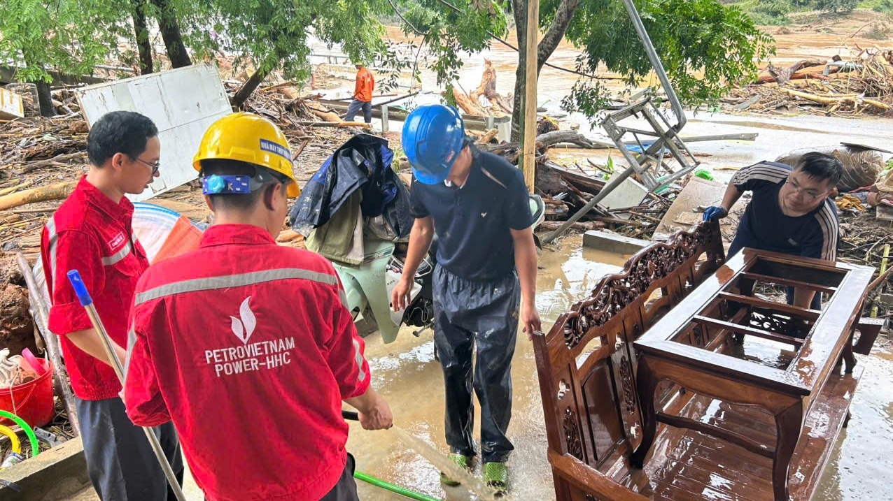 Công ty CP Thuỷ điện Hủa Na chung tay cùng bà con vùng lũ Lượng Minh