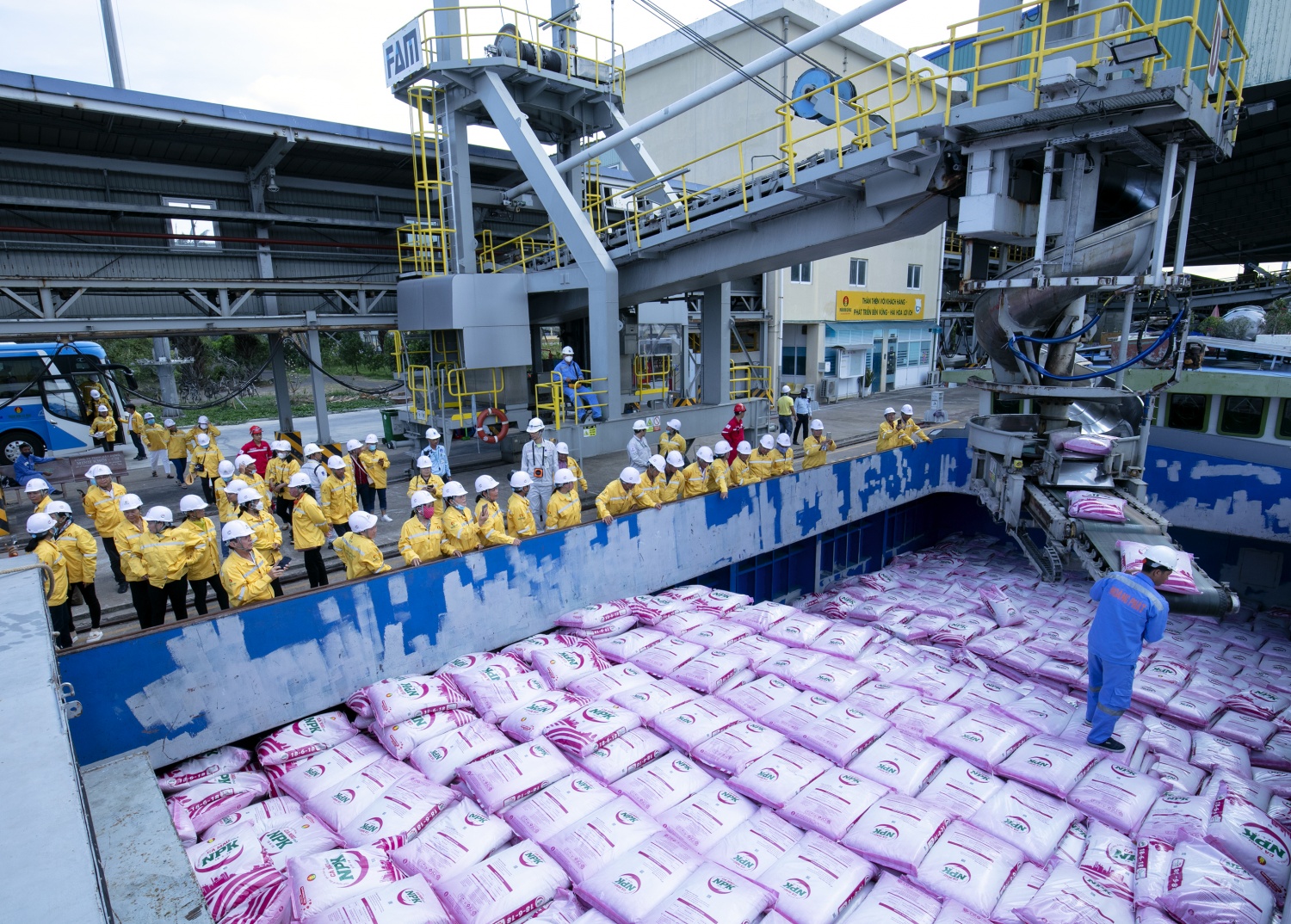 Nhà máy Thông minh Đạm Cà Mau: Bước chuyển lớn trong kỷ nguyên số hóa sản xuất Nhà máy Thông minh Đạm Cà Mau: Bước chuyển lớn trong kỷ nguyên số hóa sản xuất