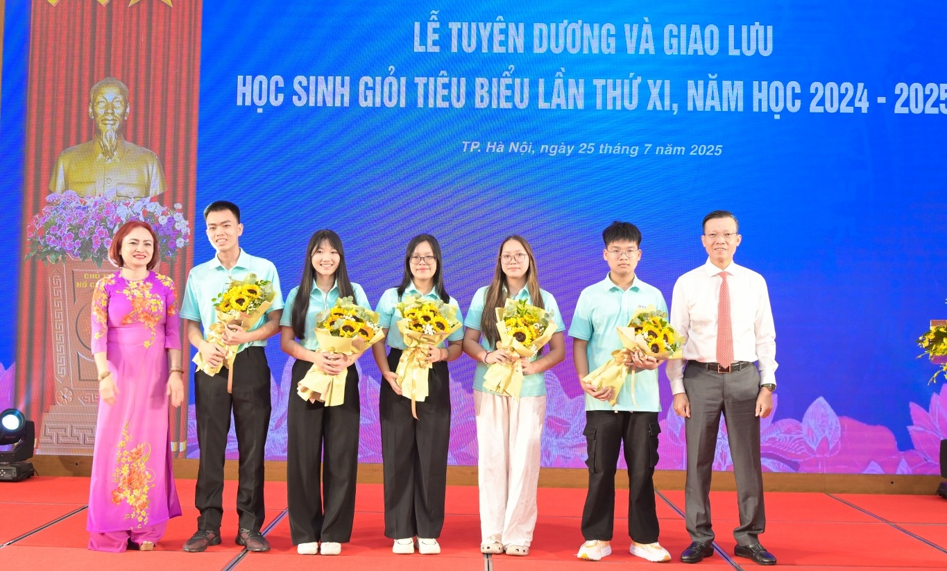 PTSC tuyên dương học sinh giỏi tiêu biểu: Tự hào tiếp nối - Vững bước tương lai