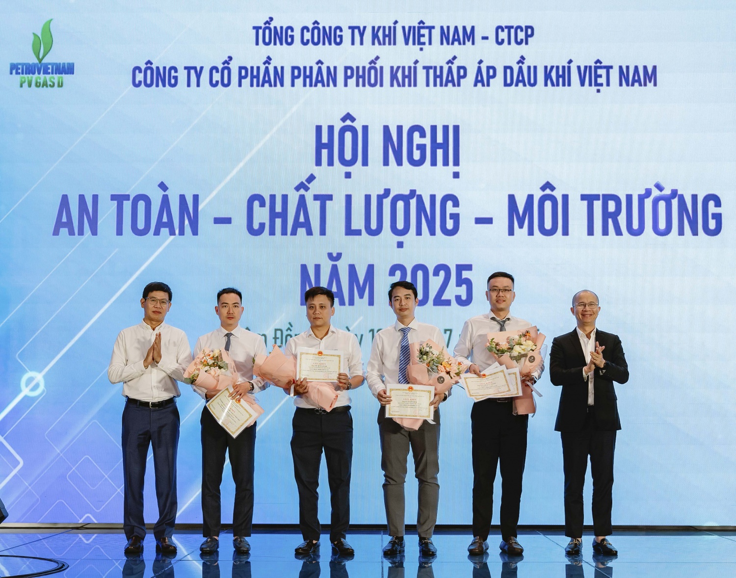 Ông Lê Minh Hải – Bí thư Đảng ủy, Chủ tịch Hội đồng quản trị Công ty vinh danh các cá nhân PV GAS D có thành tích cao trong công tác ATCLMT