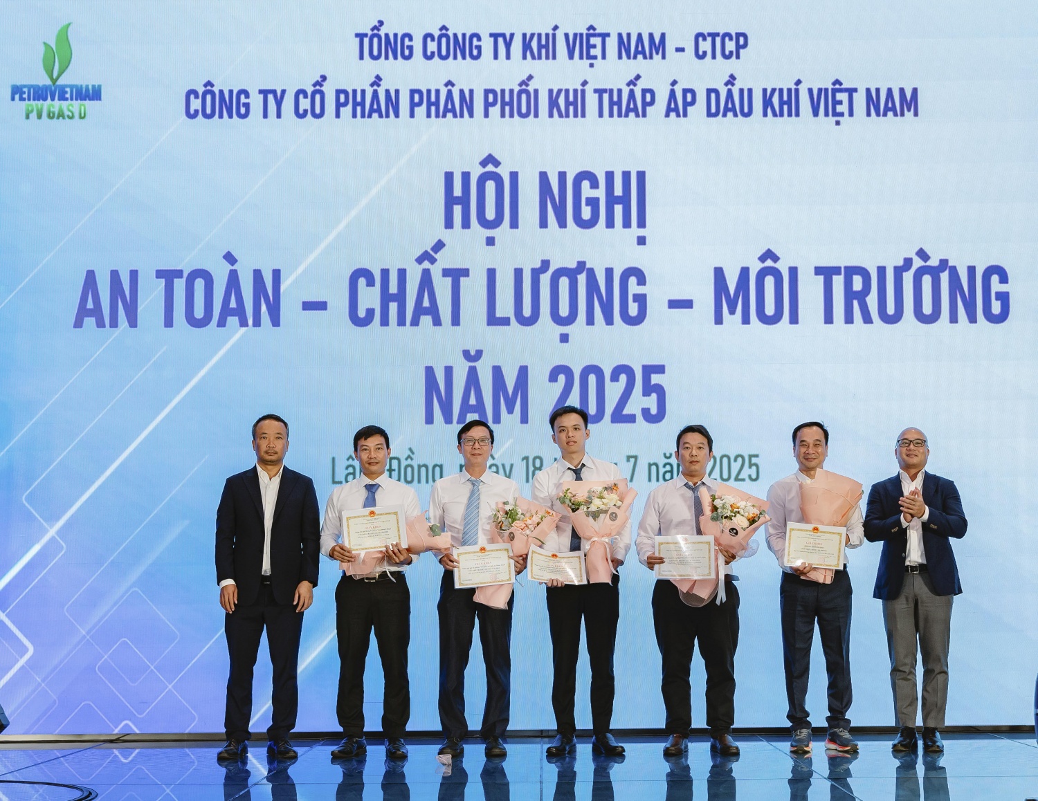 Giám đốc PV GAS D khen thưởng các tập thể, cá nhân có thành tích xuất sắc trong công tác ghi nhận an toàn