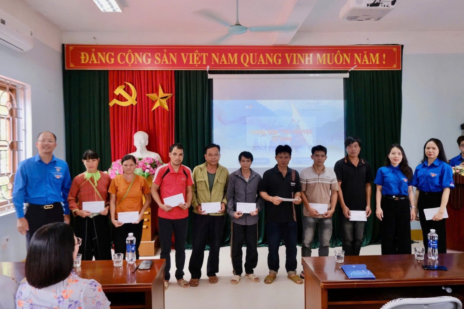 Đoàn Thanh niên PVPower cũng đã trao tặng 30 phần quà nghĩa tình tới các hộ gia đình chính sách và bà con dân tộc thiểu số có hoàn cảnh khó khăn tại hai xã Ba Sơn và Công Sơn Đoàn Thanh niên PVPower cũng đã trao tặng 30 phần quà nghĩa tình tới các hộ gia đình chính sách và bà con dân tộc thiểu số có hoàn cảnh khó khăn tại hai xã Ba Sơn và Công Sơn
