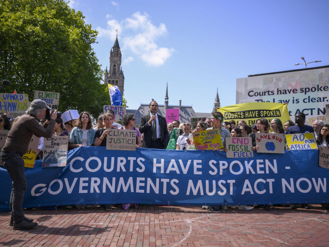 Tòa án Công lý Quốc tế giáng đòn mạnh vào nhiên liệu hóa thạch