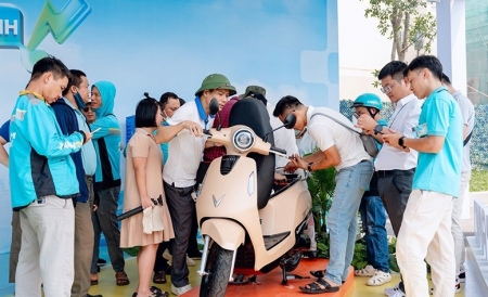 “Ngày hội xanh” đổ bộ Hà Nội: Đổi xe xăng lấy xe điện nhận ưu đãi khủng, tài xế dịch vụ hưởng lợi chưa từng có