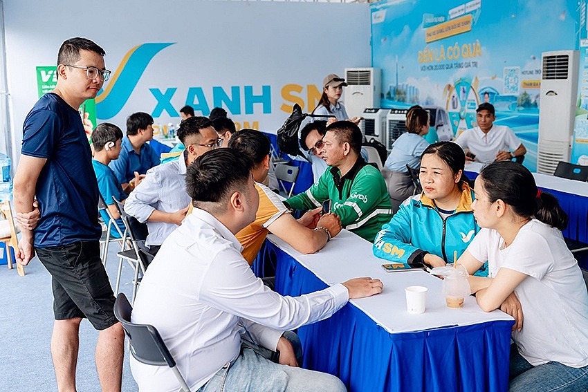 “Ngày hội xanh” đổ bộ Hà Nội: Đổi xe xăng lấy xe điện nhận ưu đãi khủng, tài xế dịch vụ hưởng lợi chưa từng có