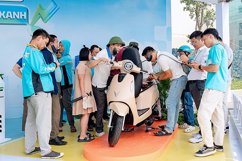 “Ngày hội xanh” đổ bộ Hà Nội: Đổi xe xăng lấy xe điện nhận ưu đãi khủng, tài xế dịch vụ hưởng lợi chưa từng có